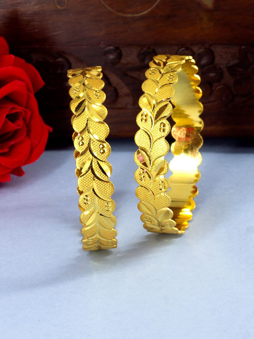 PRIVIU Set Of 2 Gold-Plated Leaf Patterned Bangles