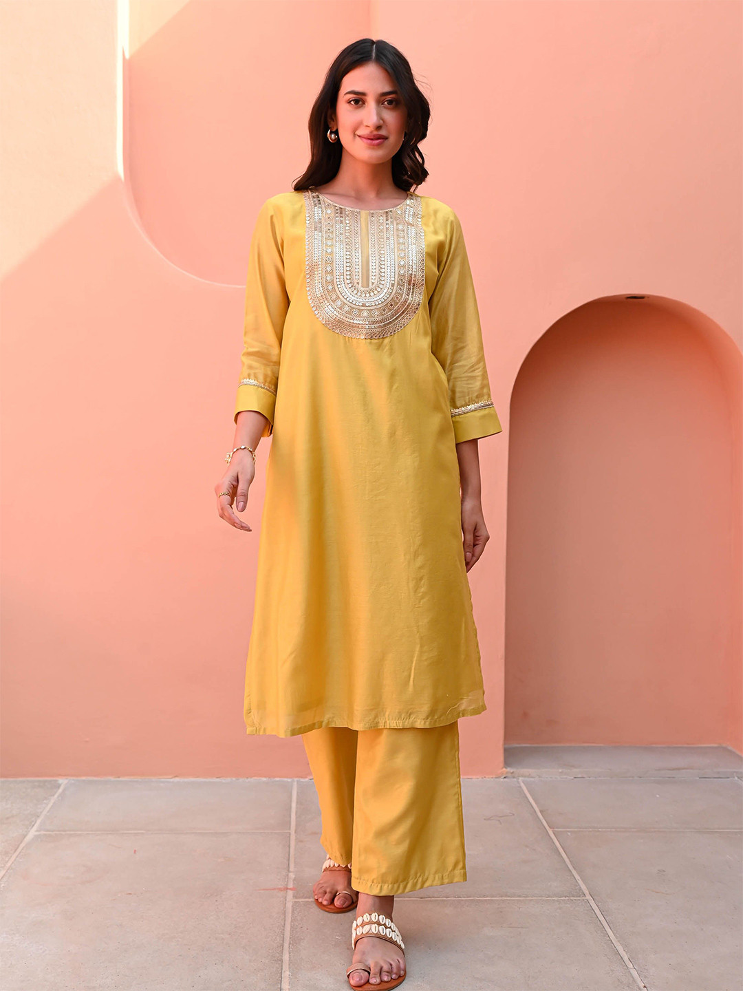 Bunaai Embellished Kurta & Trouser