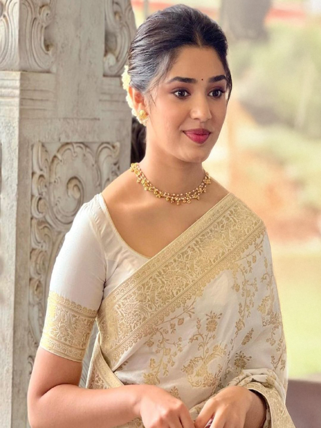 AQUILIQ Women Woven Design Zari Banarasi Saree