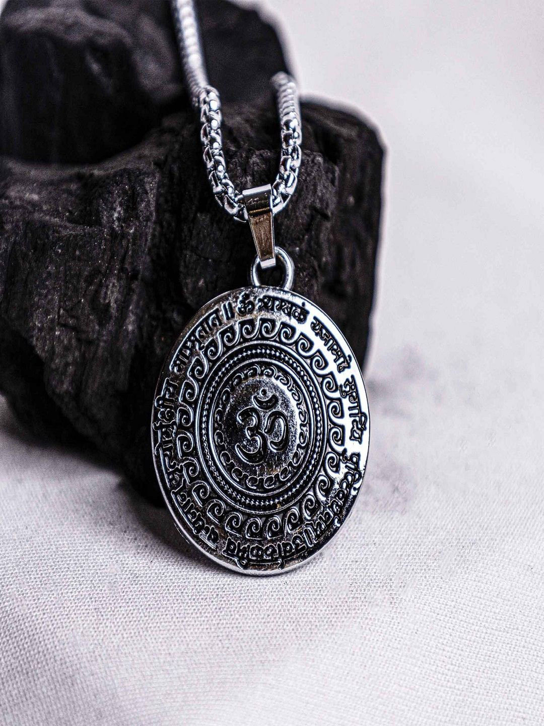 RV Jewels Silver-Plated Circular Shaped Pendant With Chain