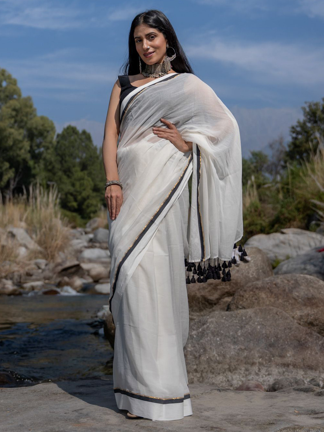 Suta White Mul Cotton Solid Saree