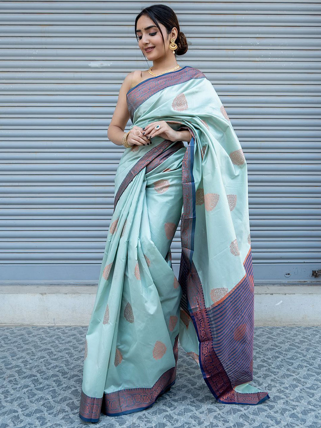 HELLA FASHIONS Women Ethnic Motifs Printed Zari Designer Saree