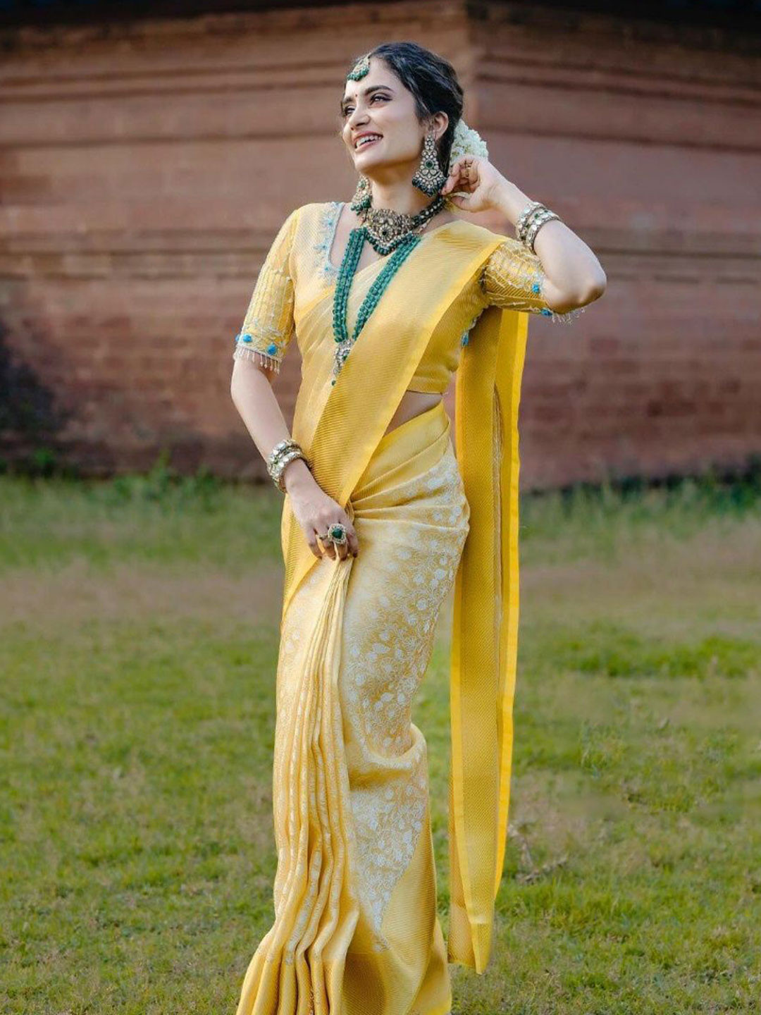 AQUILIQ Floral Woven Design Zari kanjeevaram Saree