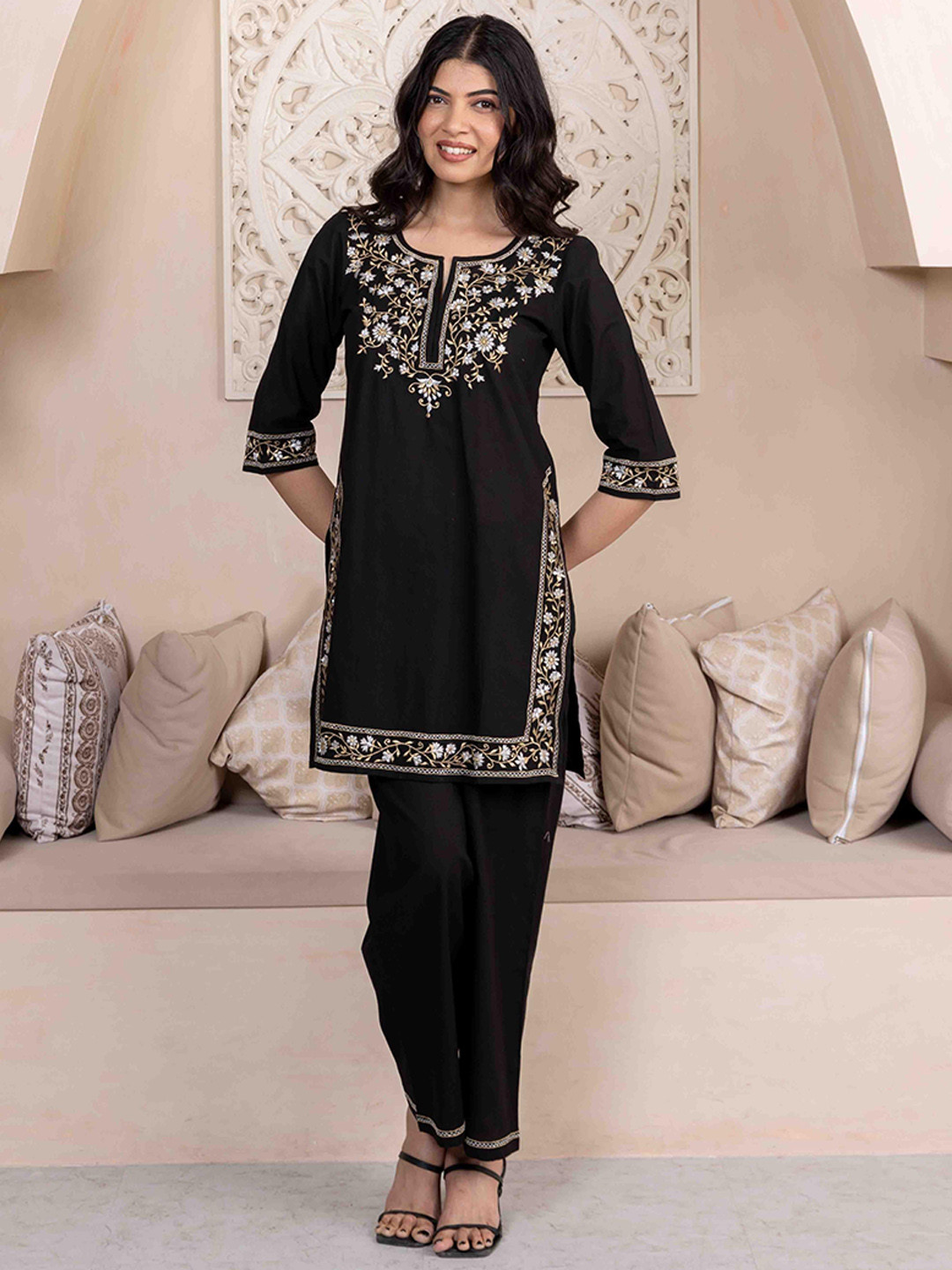 INAAYA JAIPUR Women Paisley Embroidered Regular Kurtas & Palazzos