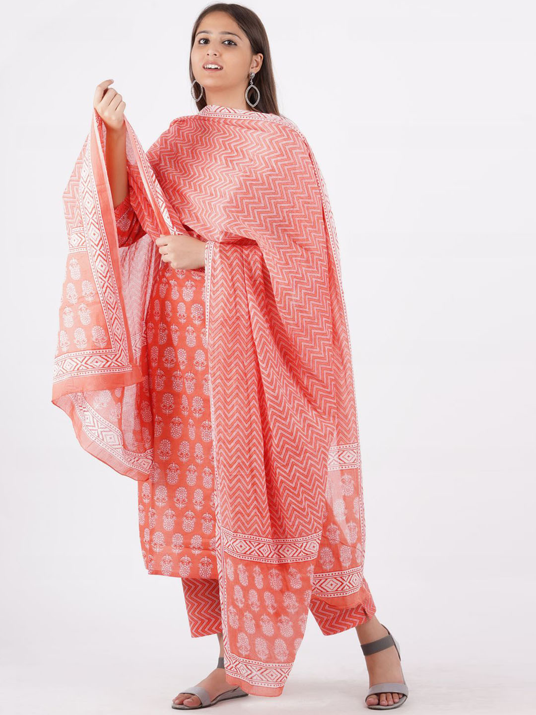 Kwatchi Women Floral Printed Cotton Kurta with Trousers & Dupatta