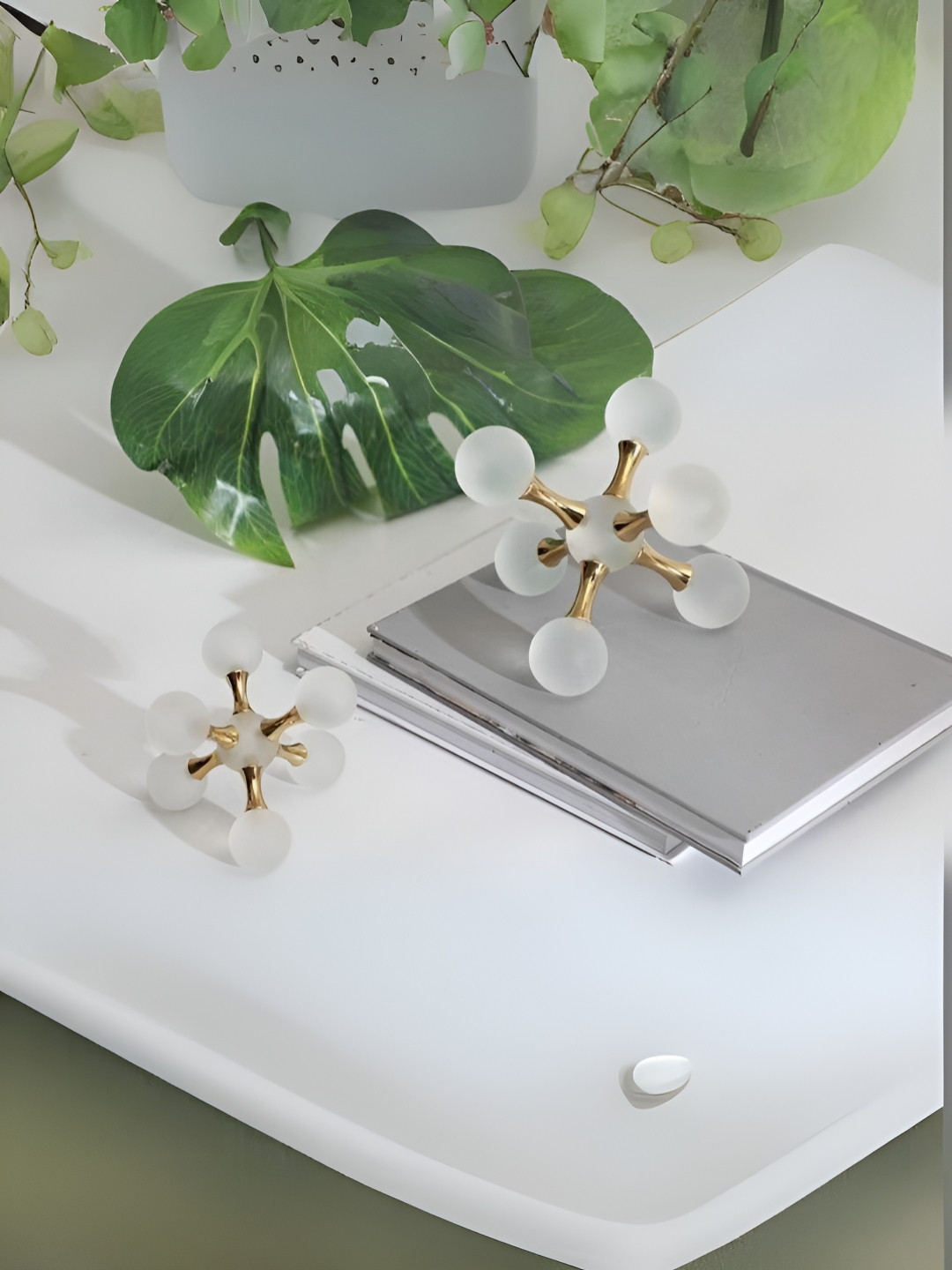 SMOKEY COCKTAIL Molecular White Polyresin Matte Living Room Small Showpiece - 3.5 Inches