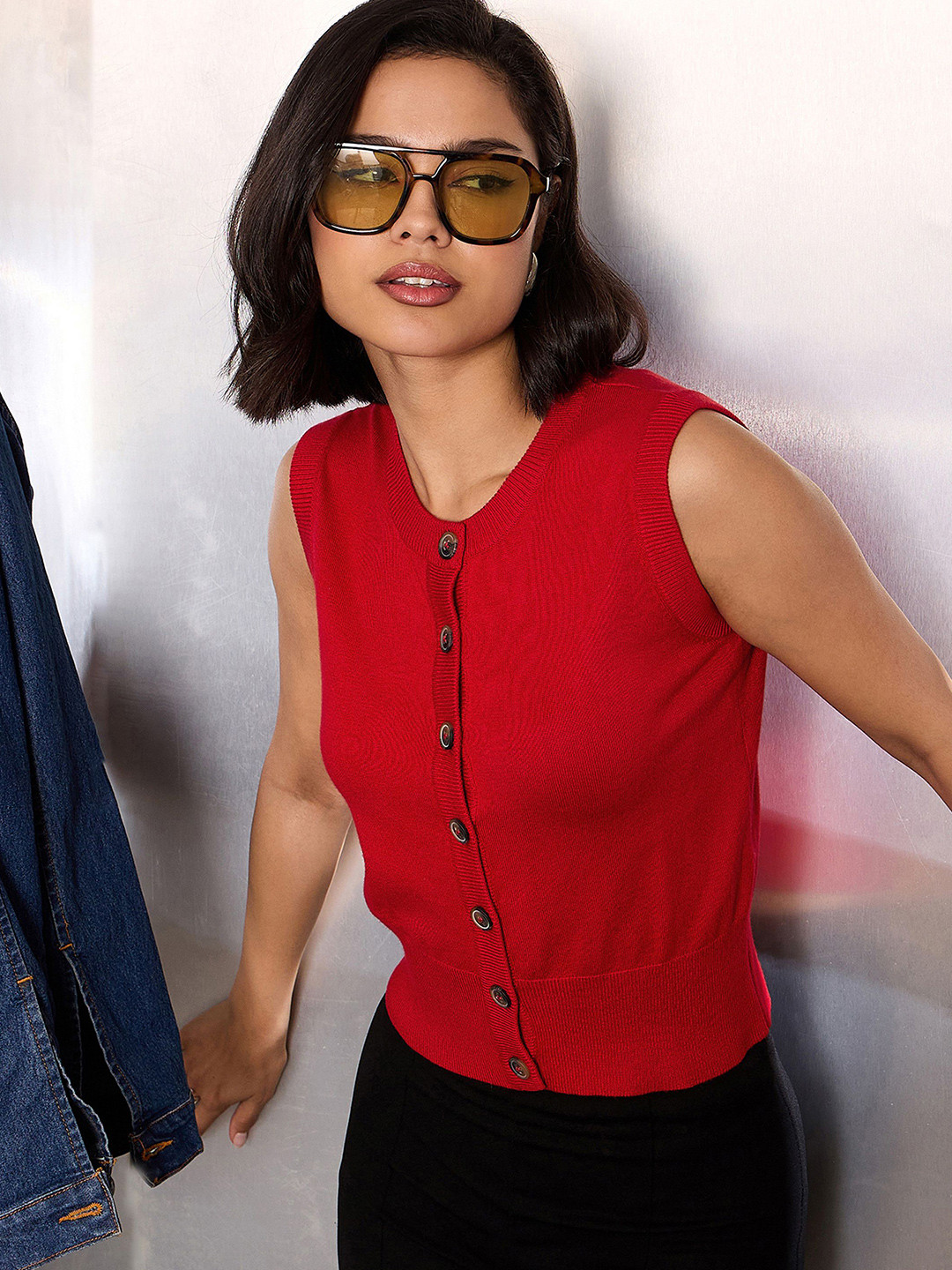 SASSAFRAS Knited Round Neck Button Down Top