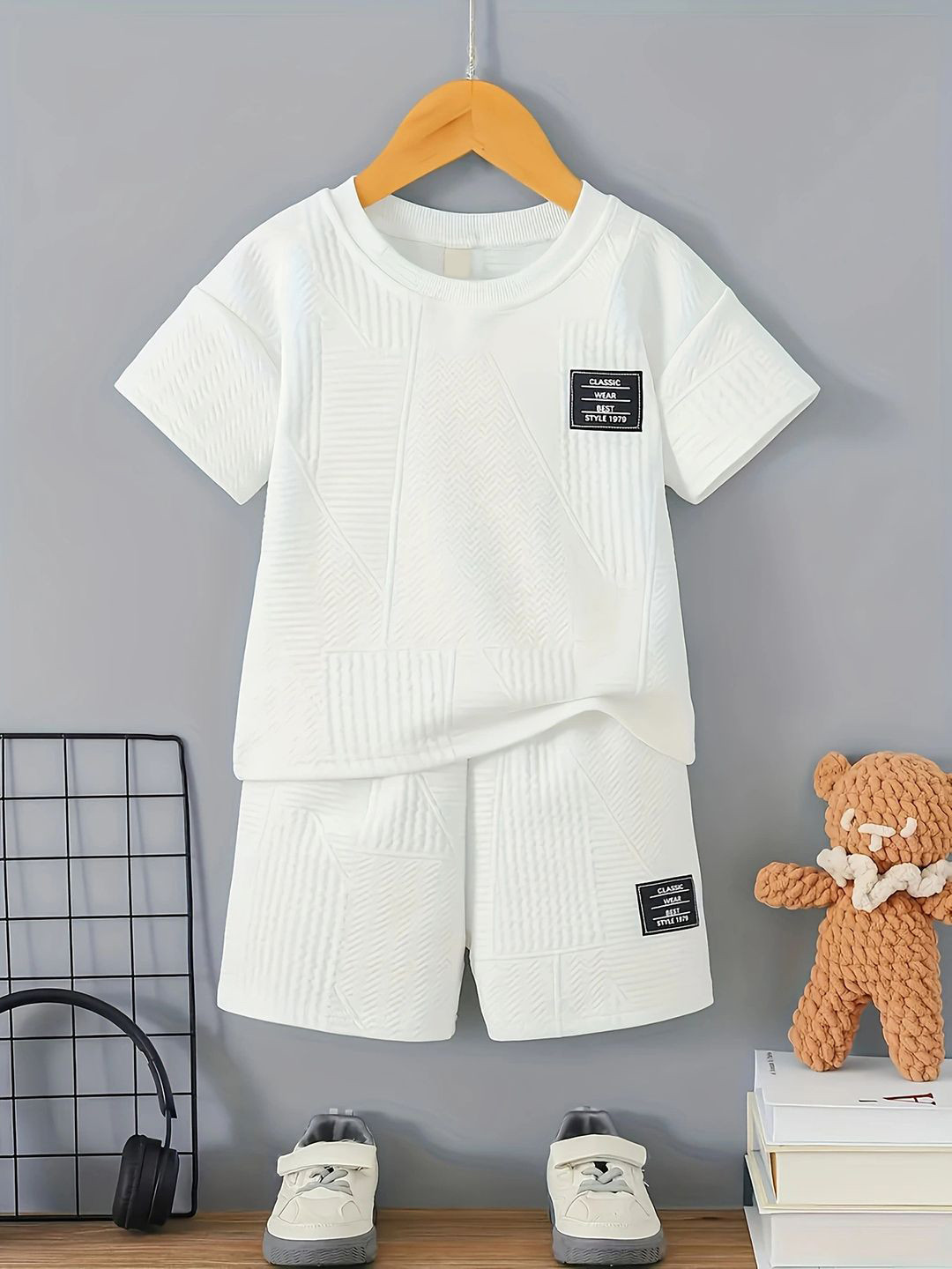 YK Girls Textured T-Shirt & Shorts