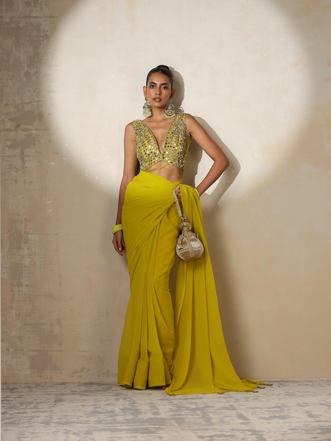 Swtantra Highlighter Pendants Mirror Lace Chiffon Poly Saree With Unstitched Blouse