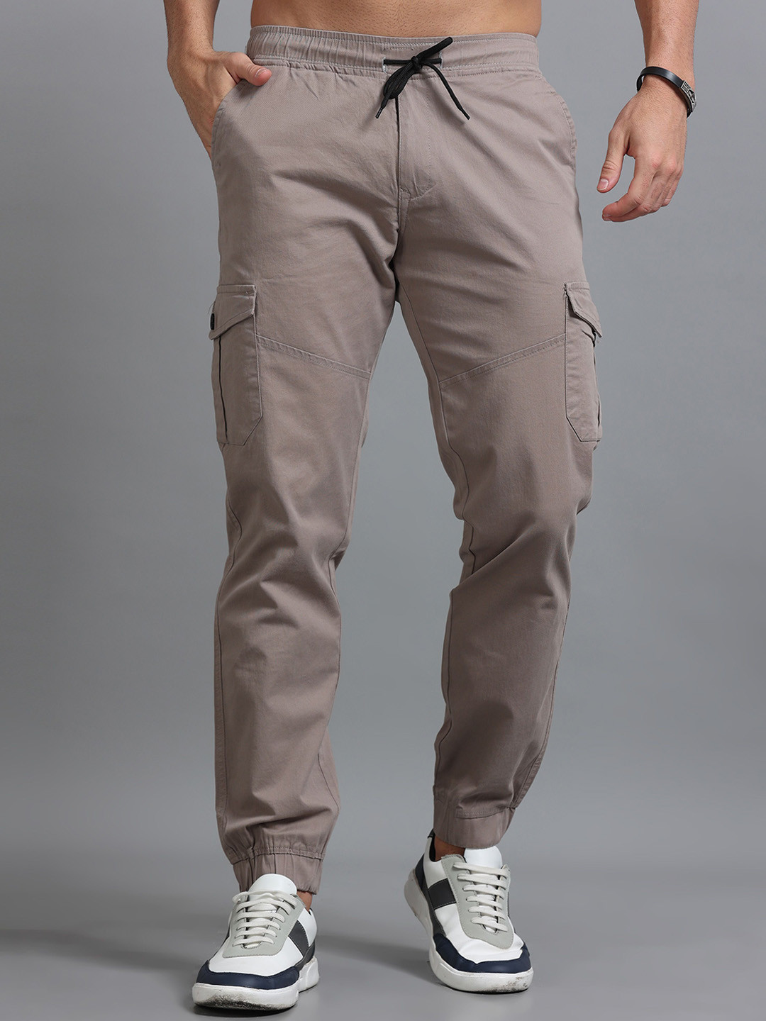 U.S. PITCHERS Men Relaxed Straight Leg Slim Fit Low-Rise Cargos Trousers