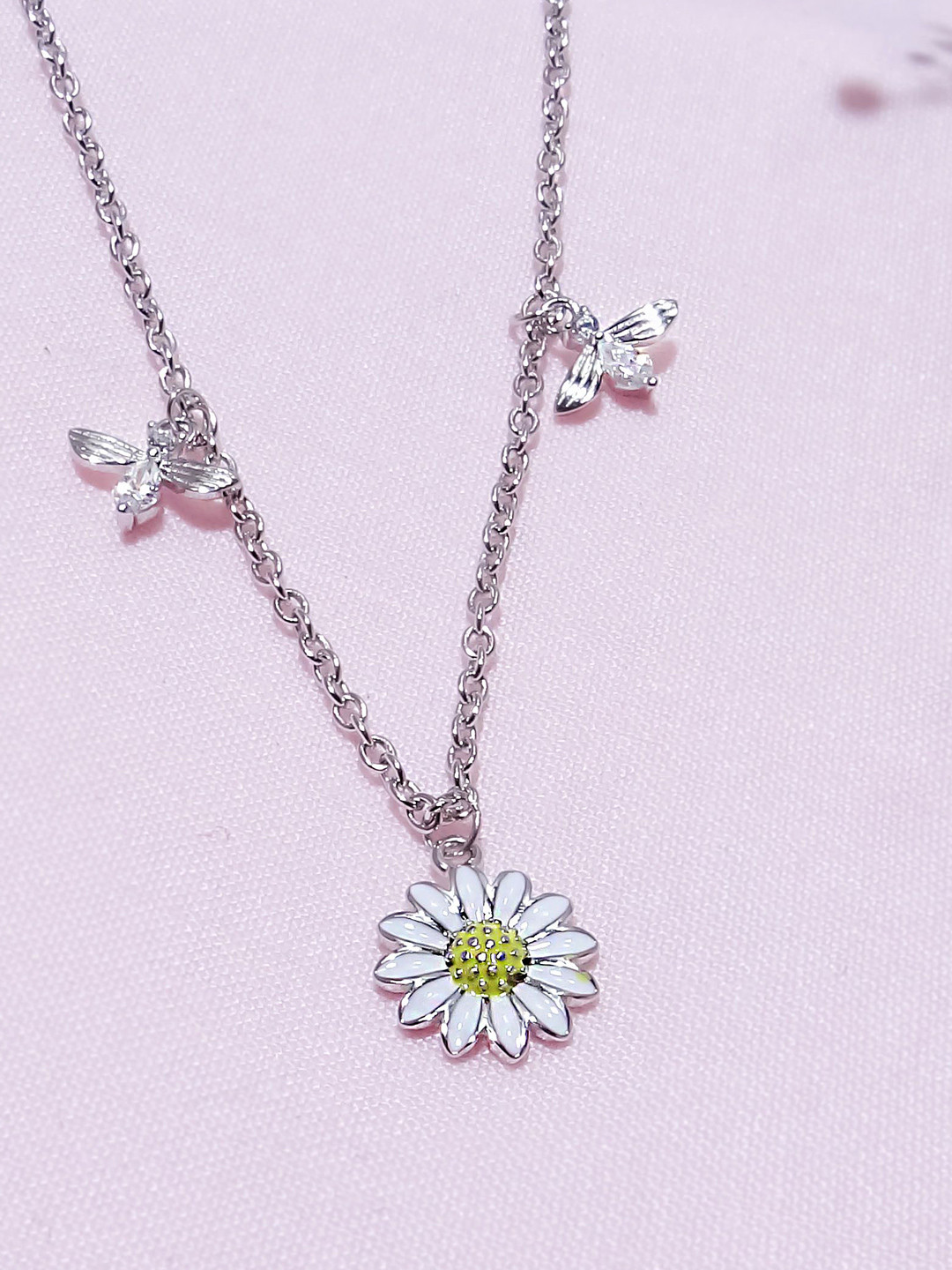 INARI SHINES 925 Sterling Silver Rhodium-Plated Daisy Flower Necklace