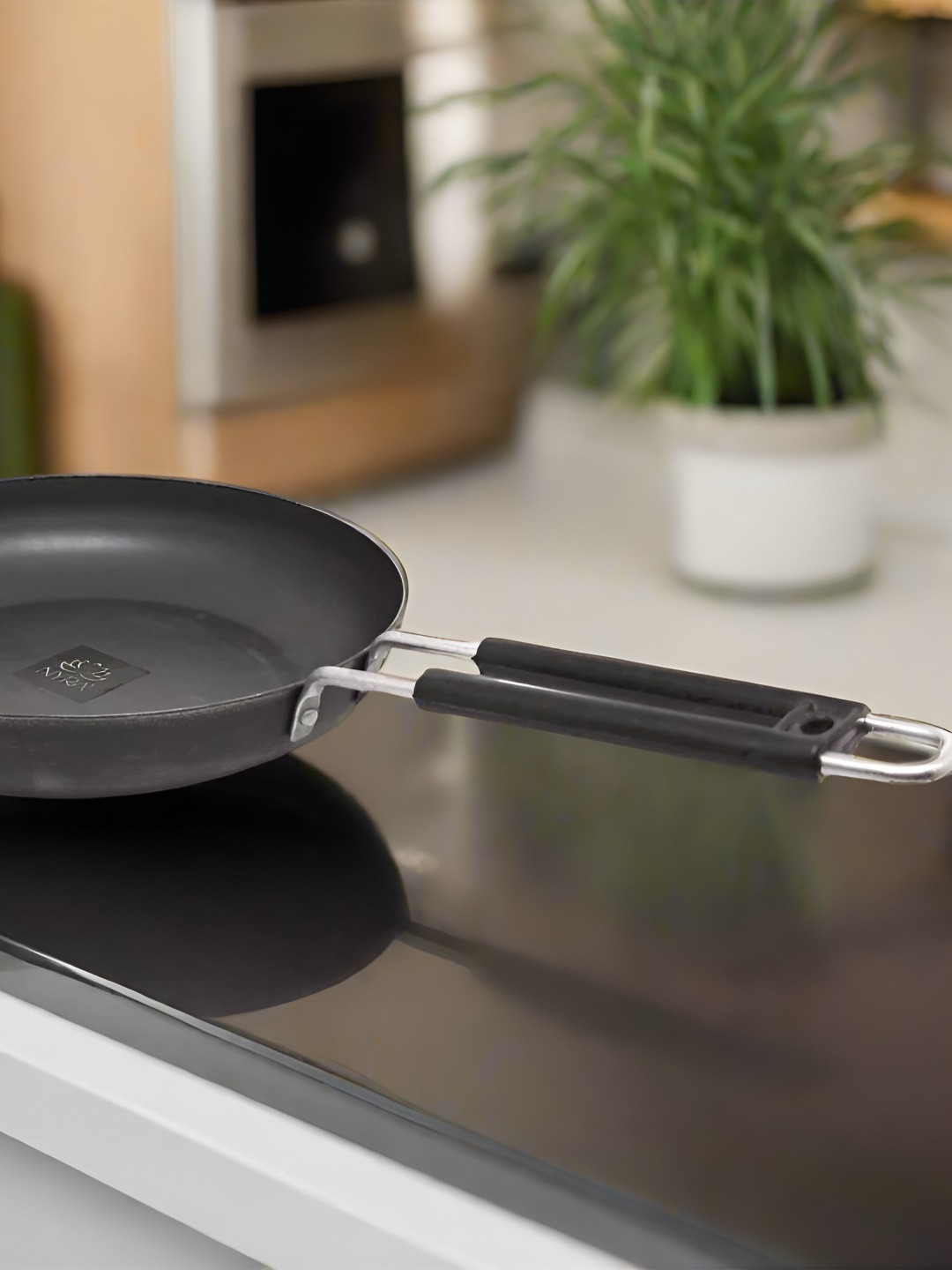 Nyra Kitchenware Black Iron Fry Pan With Handle