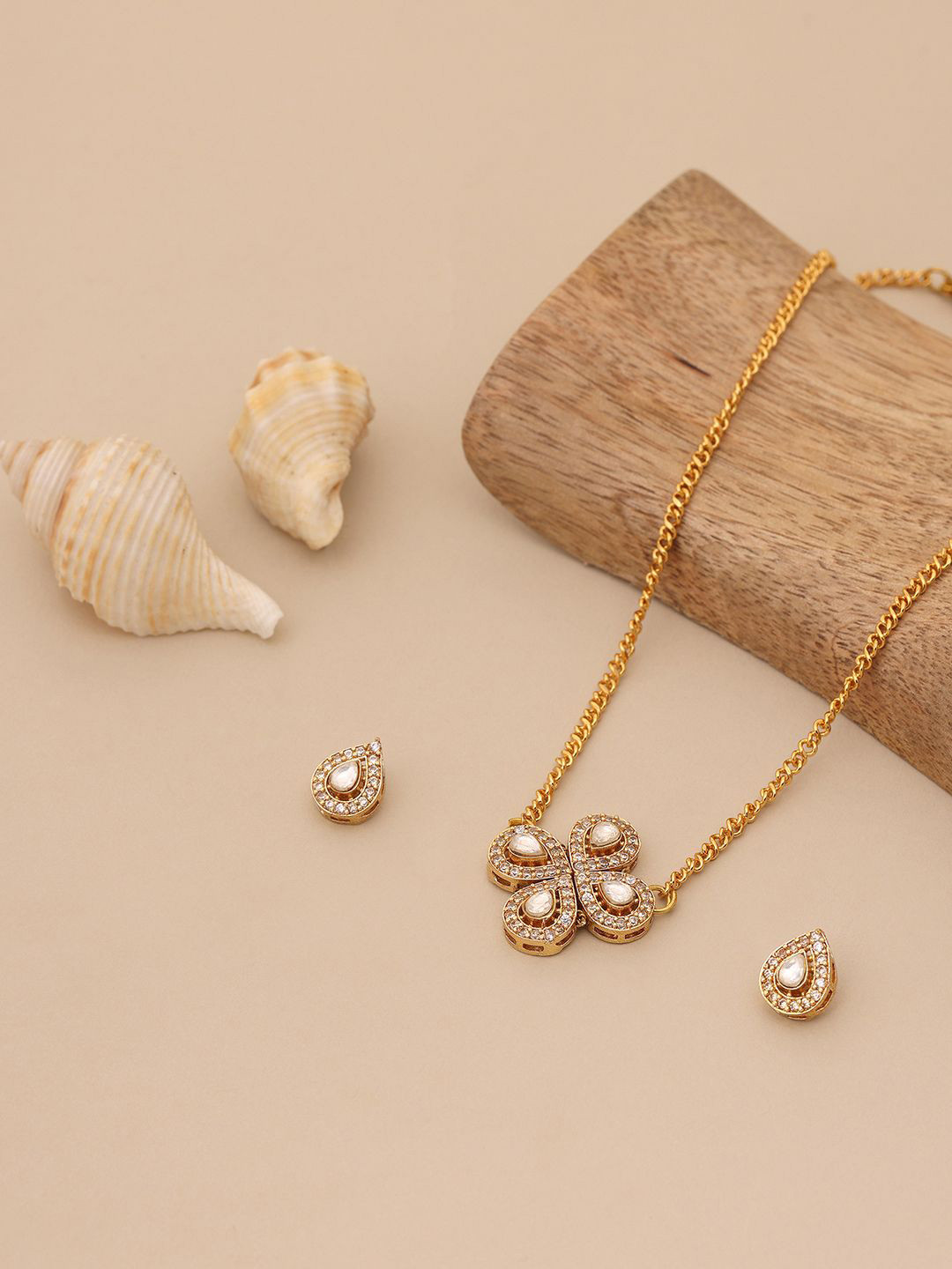 Ruby Raang Girls Gold-Plated Kundan-Studded Tear Drop Shaped Flower Jewellery Set