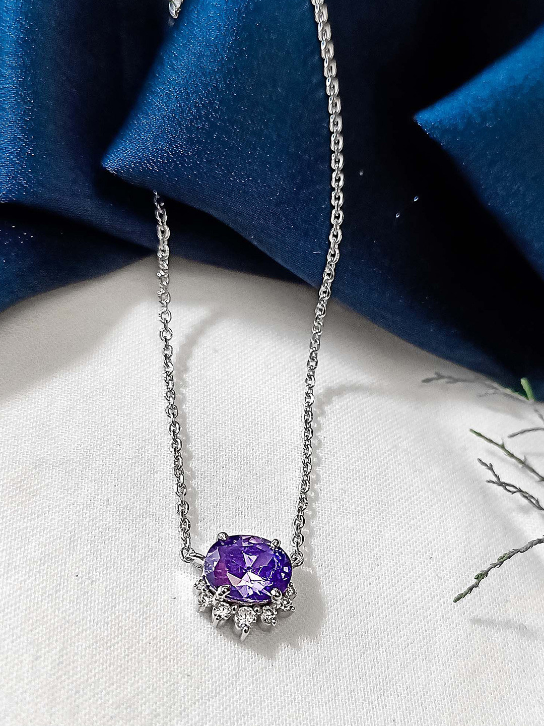 INARI SHINES 925 Sterling Silver Rhodium-Plated Oval Amethyst Queen's Necklace