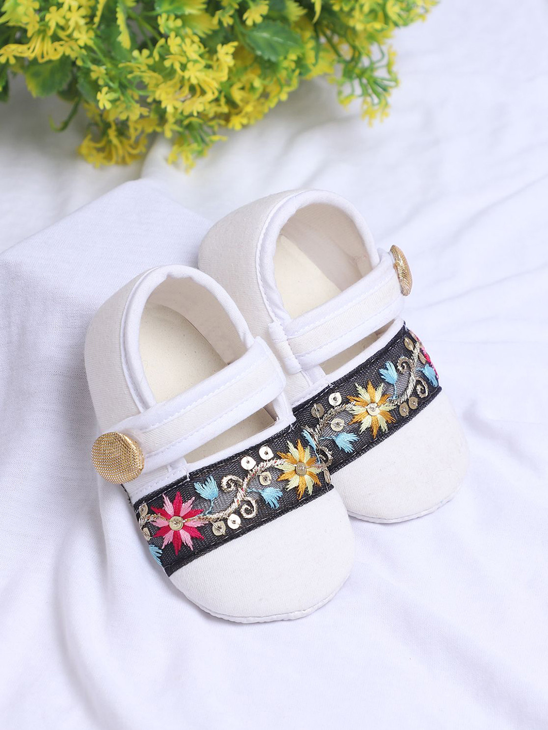 COCO CANDY Girls White Ethnic Floral Lace Booties