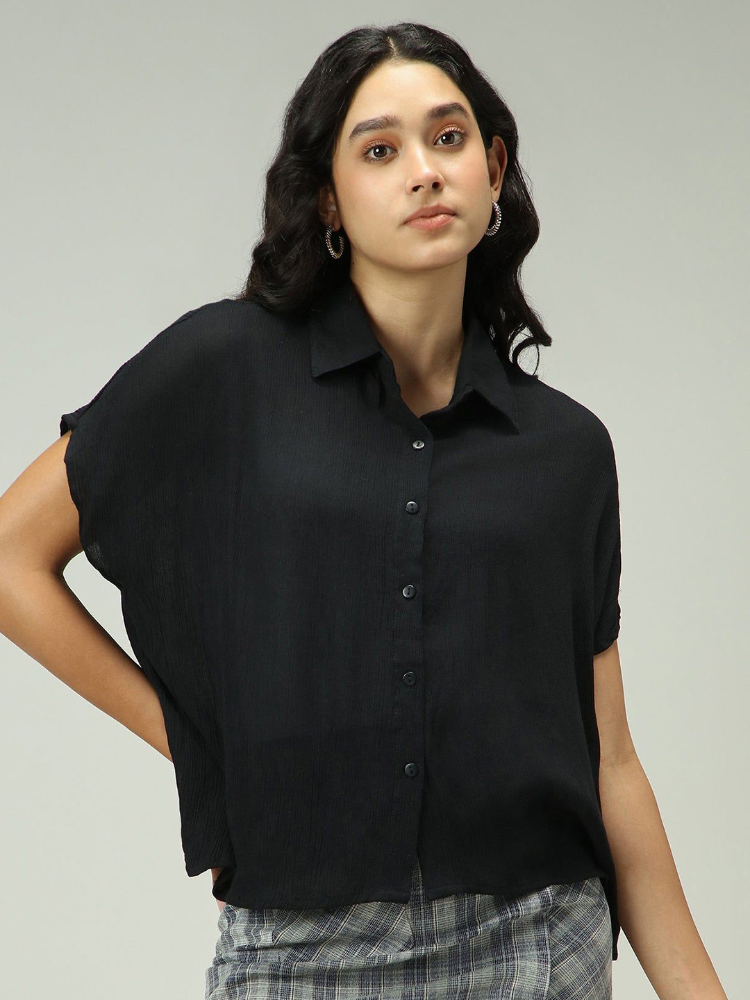 Outzidr Black Solid Flowy Shirt