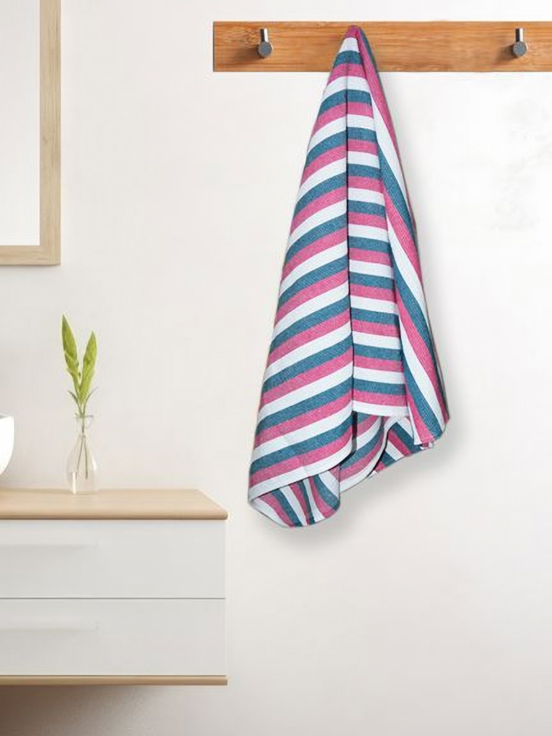 Myntra Elegant Homes Red & White Absorbent & Lightweight Cotton 150 GSM Bath Towel
