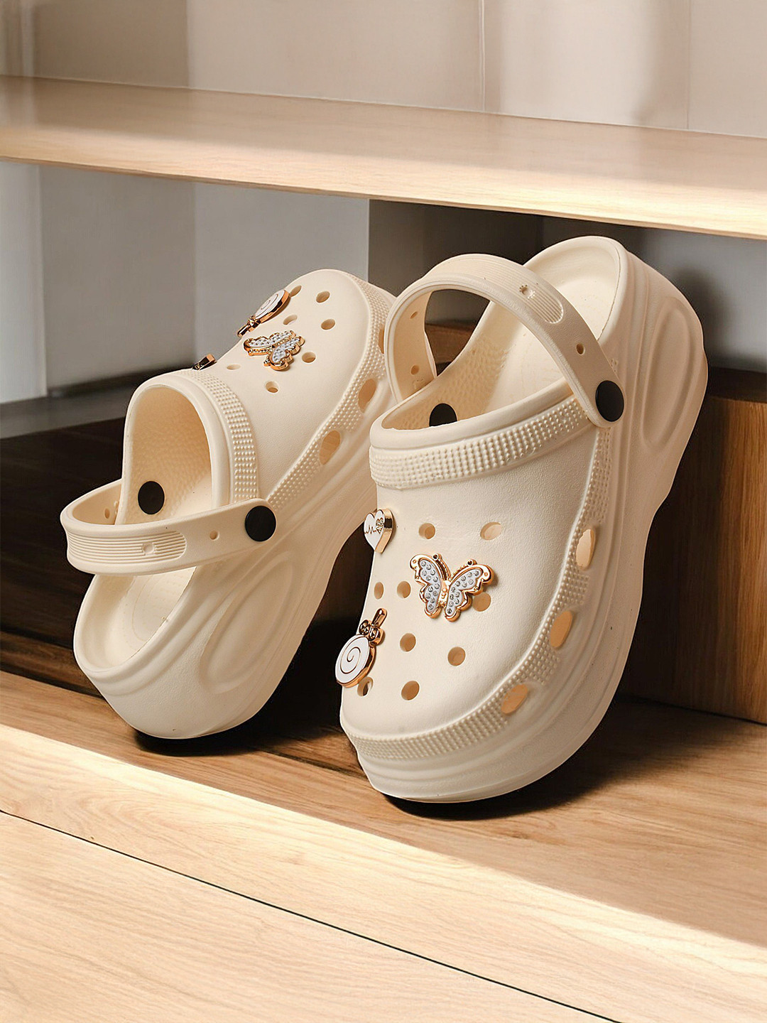FEEL TIME Women Self Design Clogs