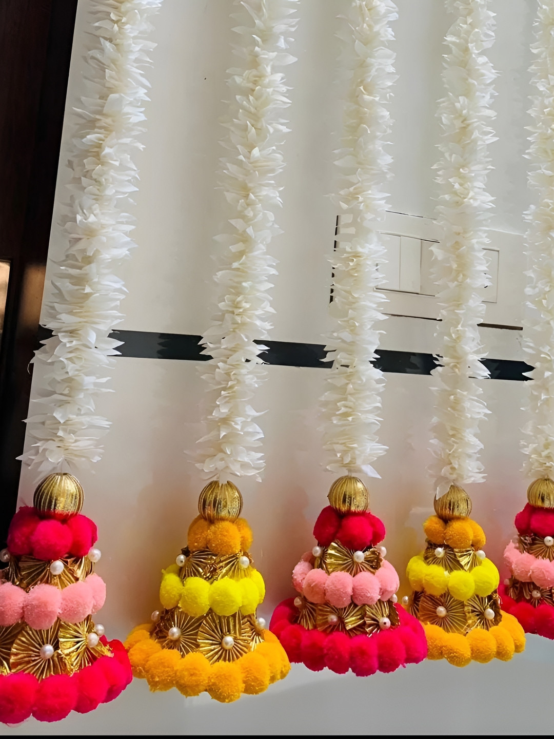 Nutts White Hanging Garlands