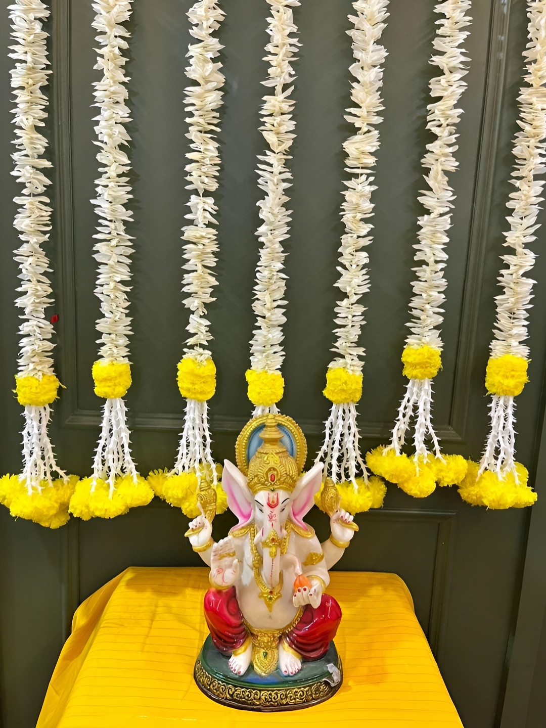 Nutts Yellow & White Hanging Garlands