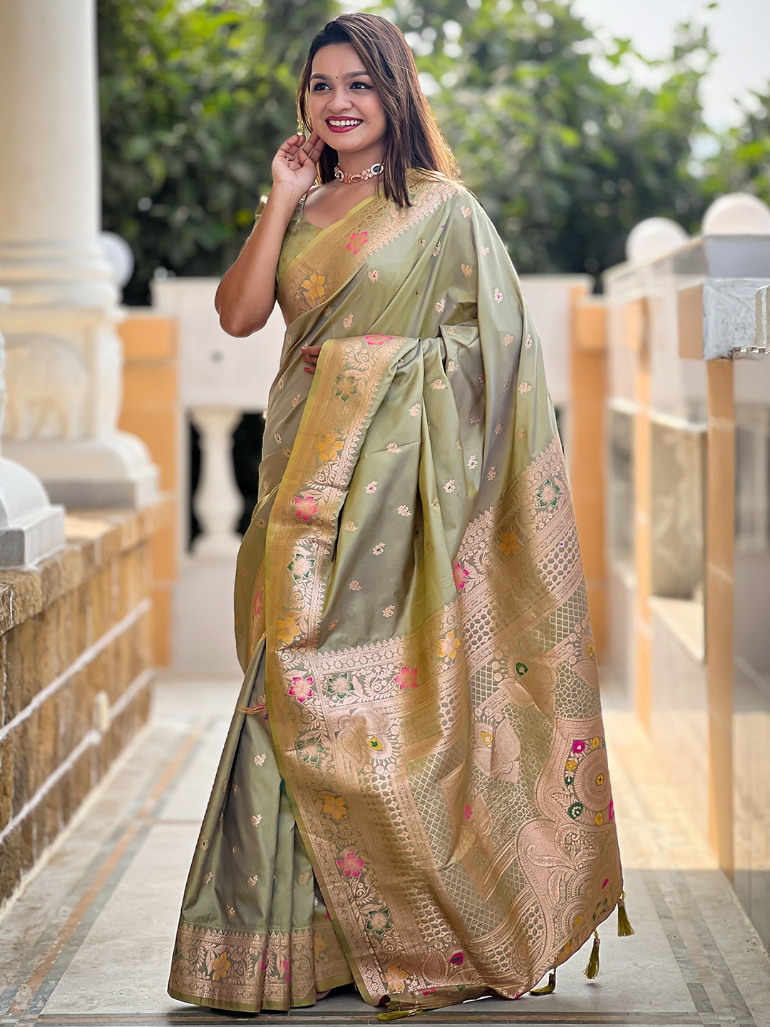 VISVASTA Woven Design Meenakari Zari Banarasi Saree