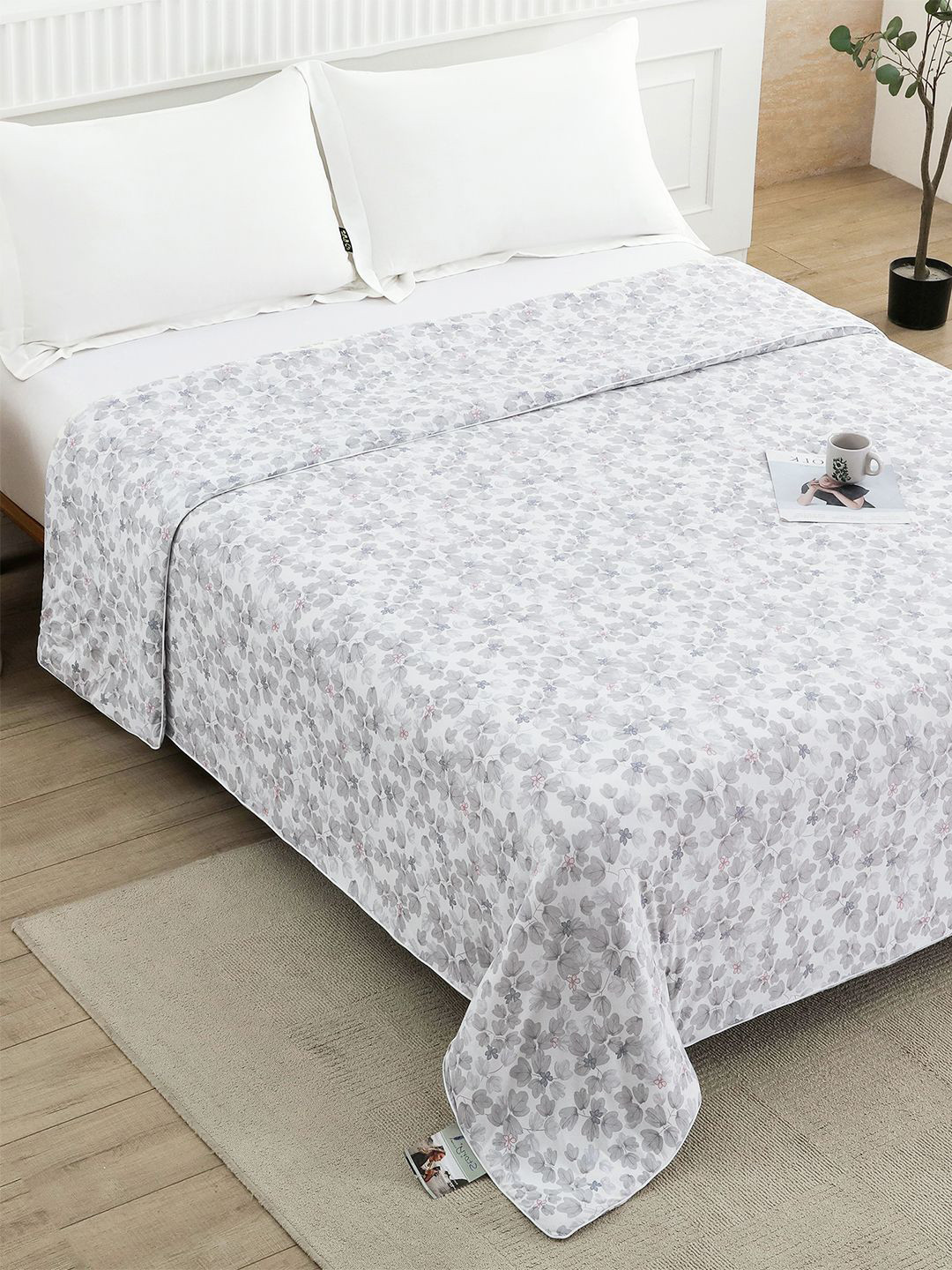 Story@home Artic-Cool White & Grey Floral AC Room 600 GSM Double Bed Cooling Blanket