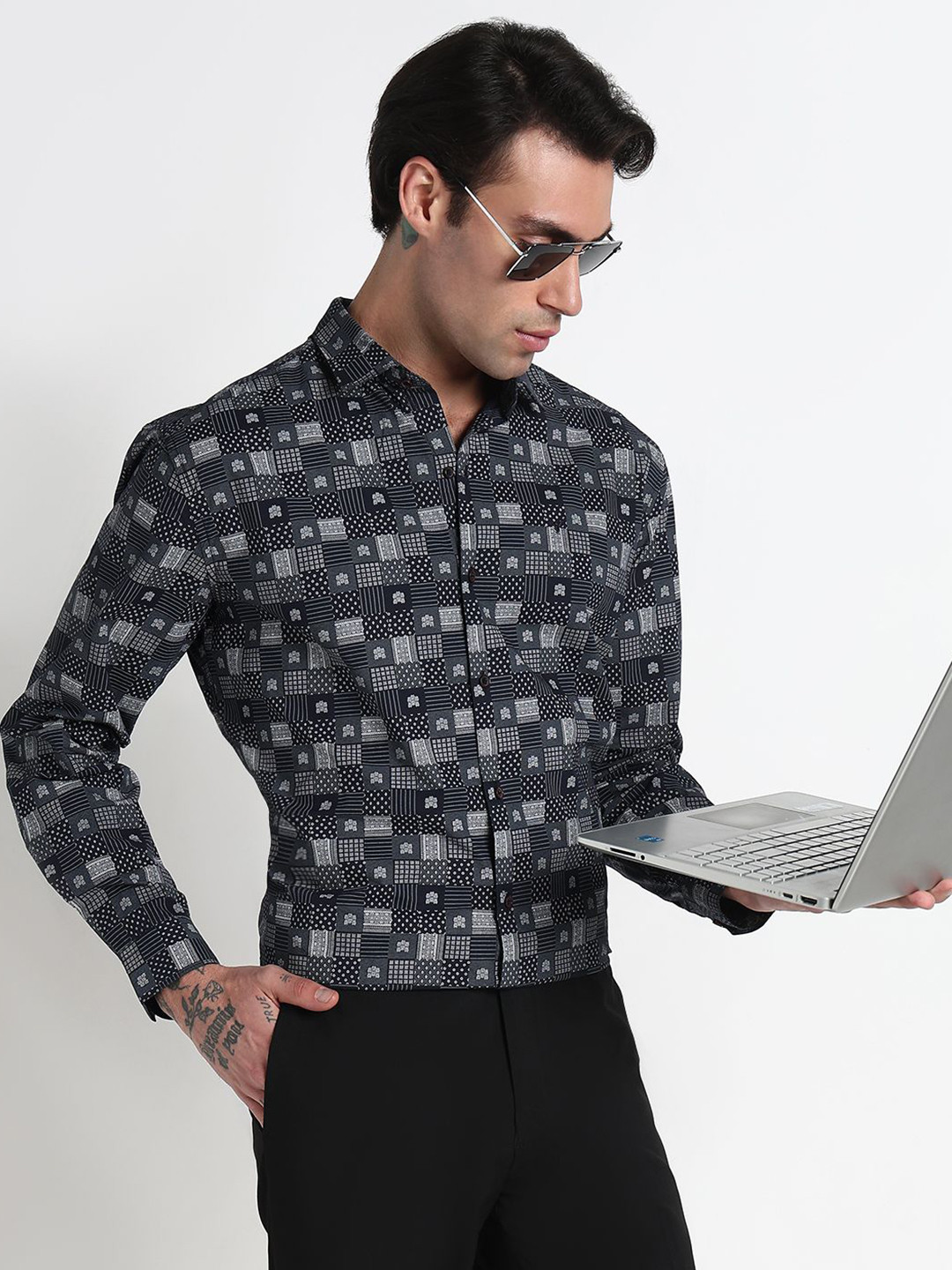 SHOWOFFFF Men Comfort Slim Fit Printed Formal Shirt