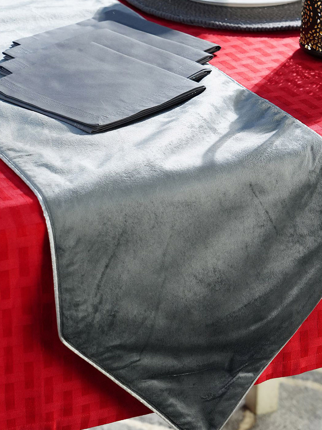 MASPAR Silver Toned 4 Seater Table Runner With Napkins