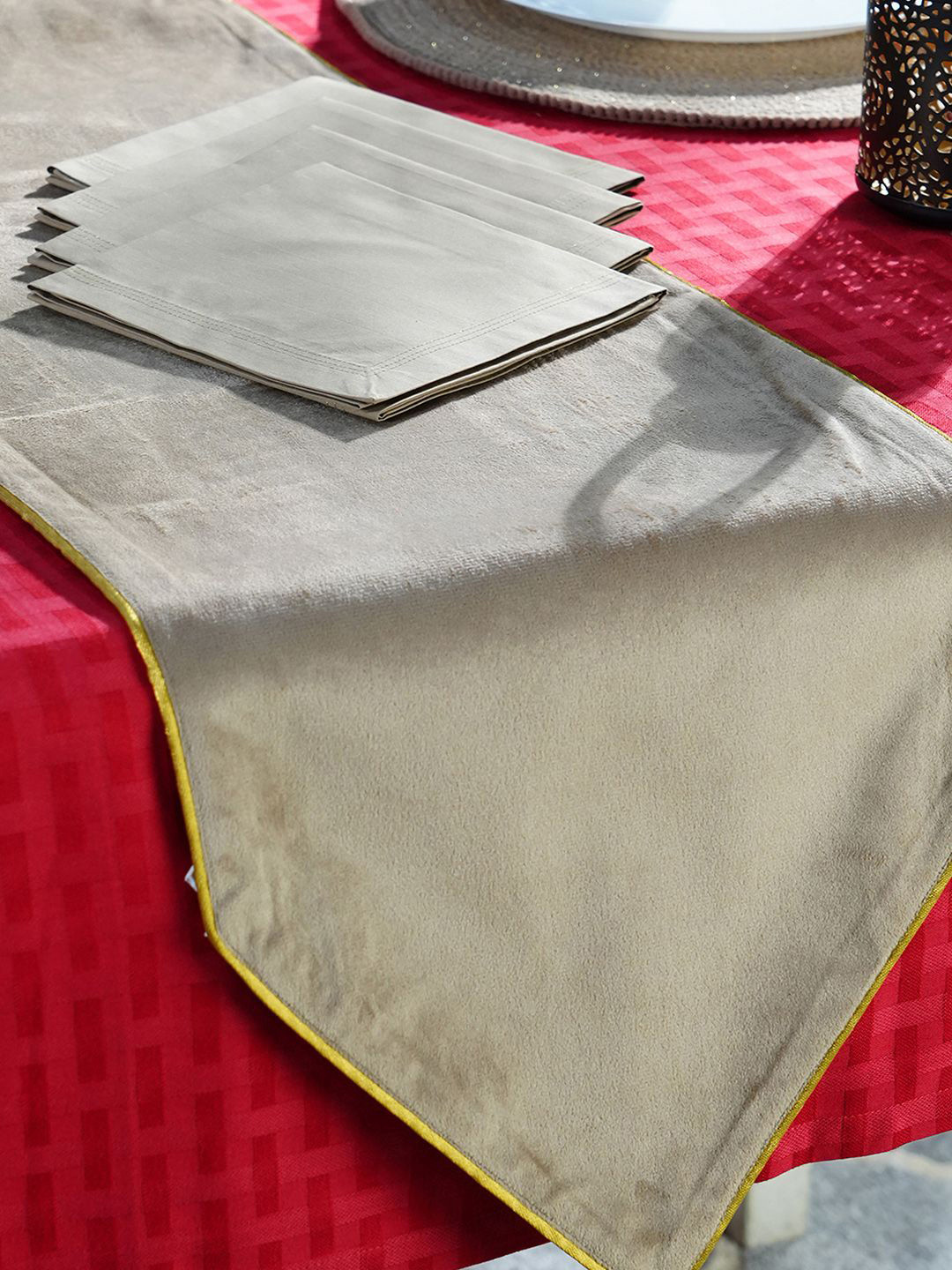 MASPAR Parchment Grey & Gold Toned 4 Seater Table Runner With Napkins