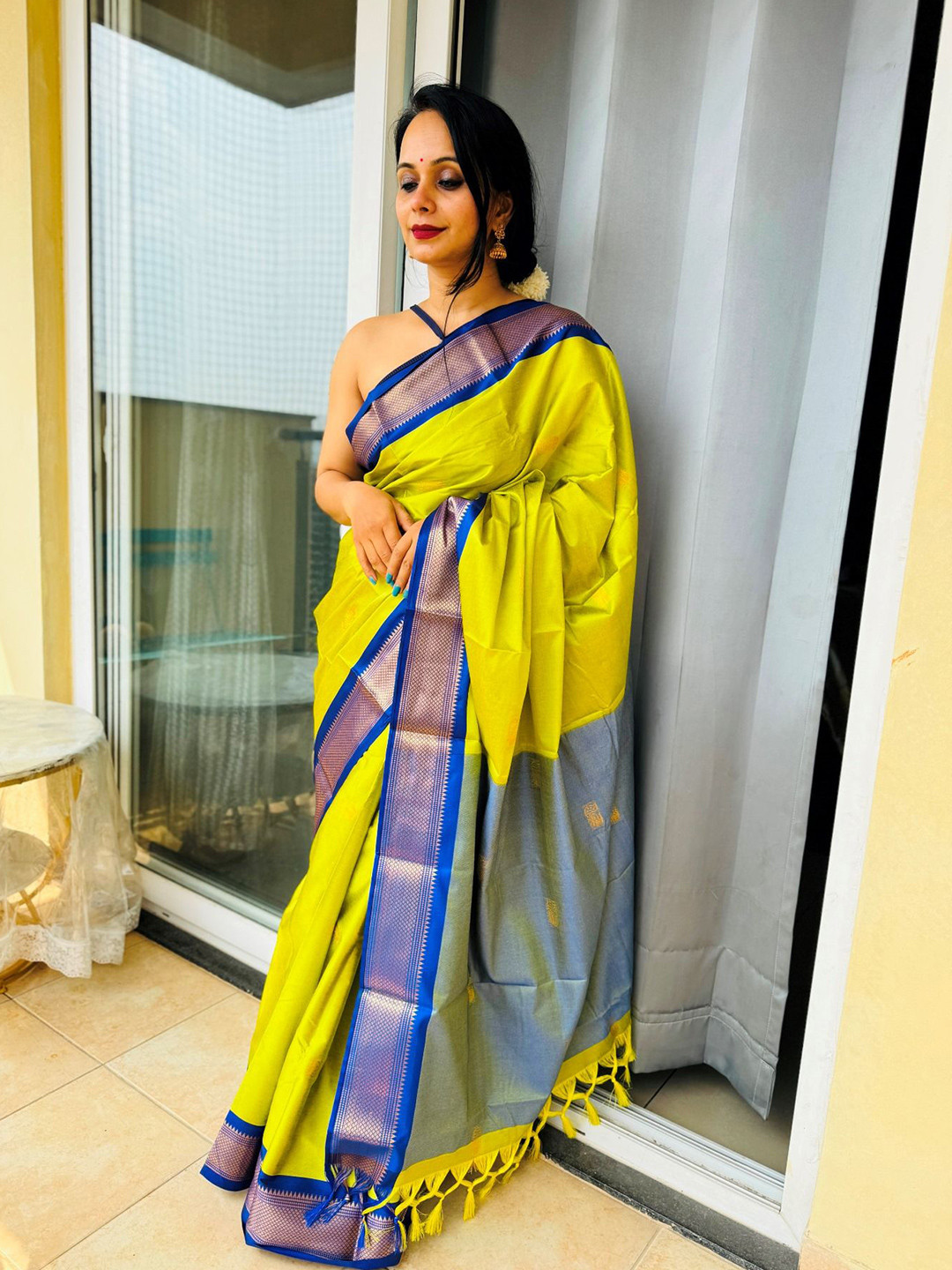UMANTA Woven Design Zari Saree with Blouse Piece