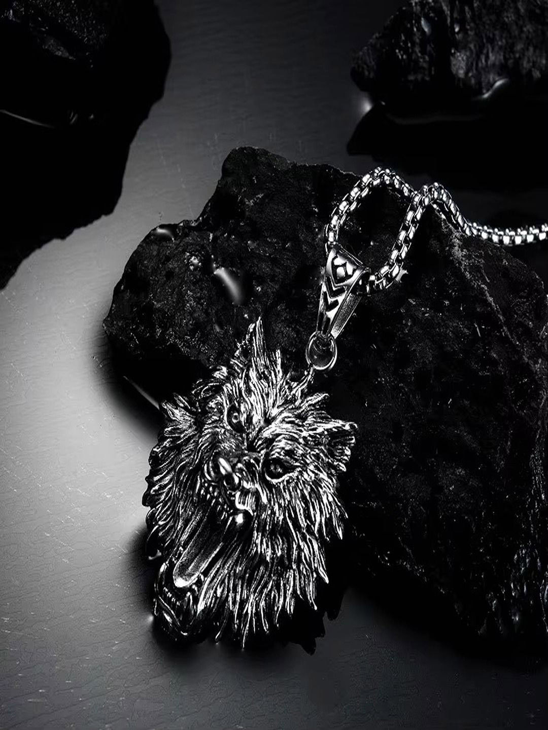 UNIVERSITY TRENDZ Men Silver-Plated King Animal Head Shaped Pendant With Chain