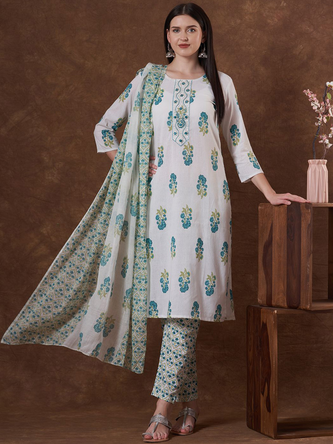 FASHOR Women Foral Printed Round Neck Kurta With Trousers & Dupatta Sets