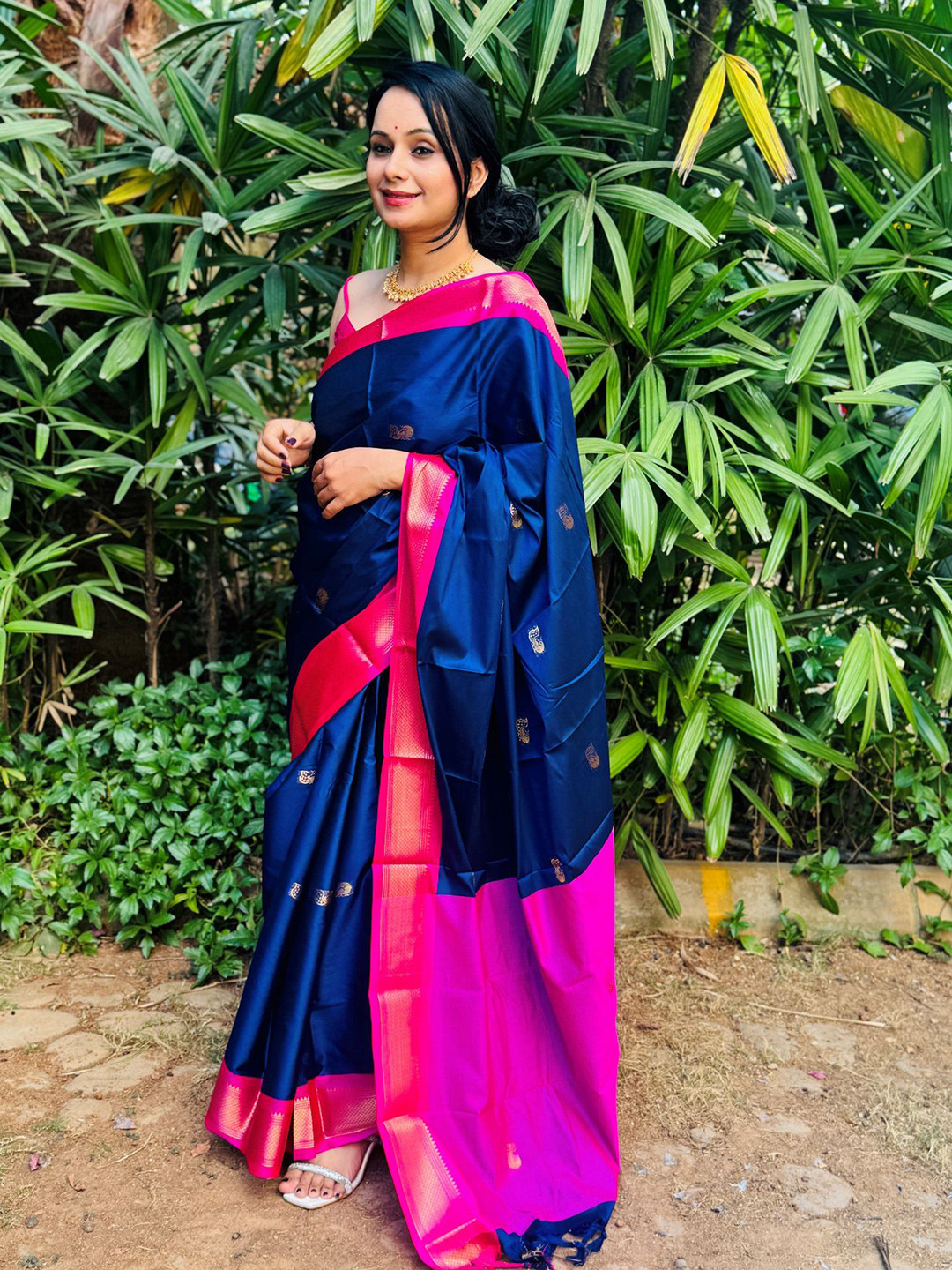 UMANTA Woven Design Zari Saree With Blouse Piece
