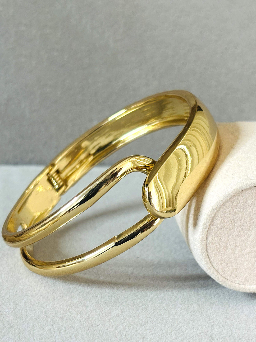 LA FILLE D'OR Gold-Plated Textured Pattern Bangle-Style Bracelet