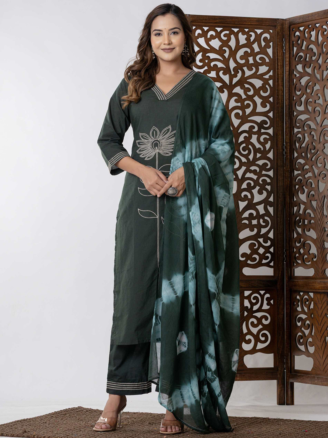 GHUMMAN SONAKSHI Women Embroidered Thread Work Pure Cotton Kurta Set With Dupatta