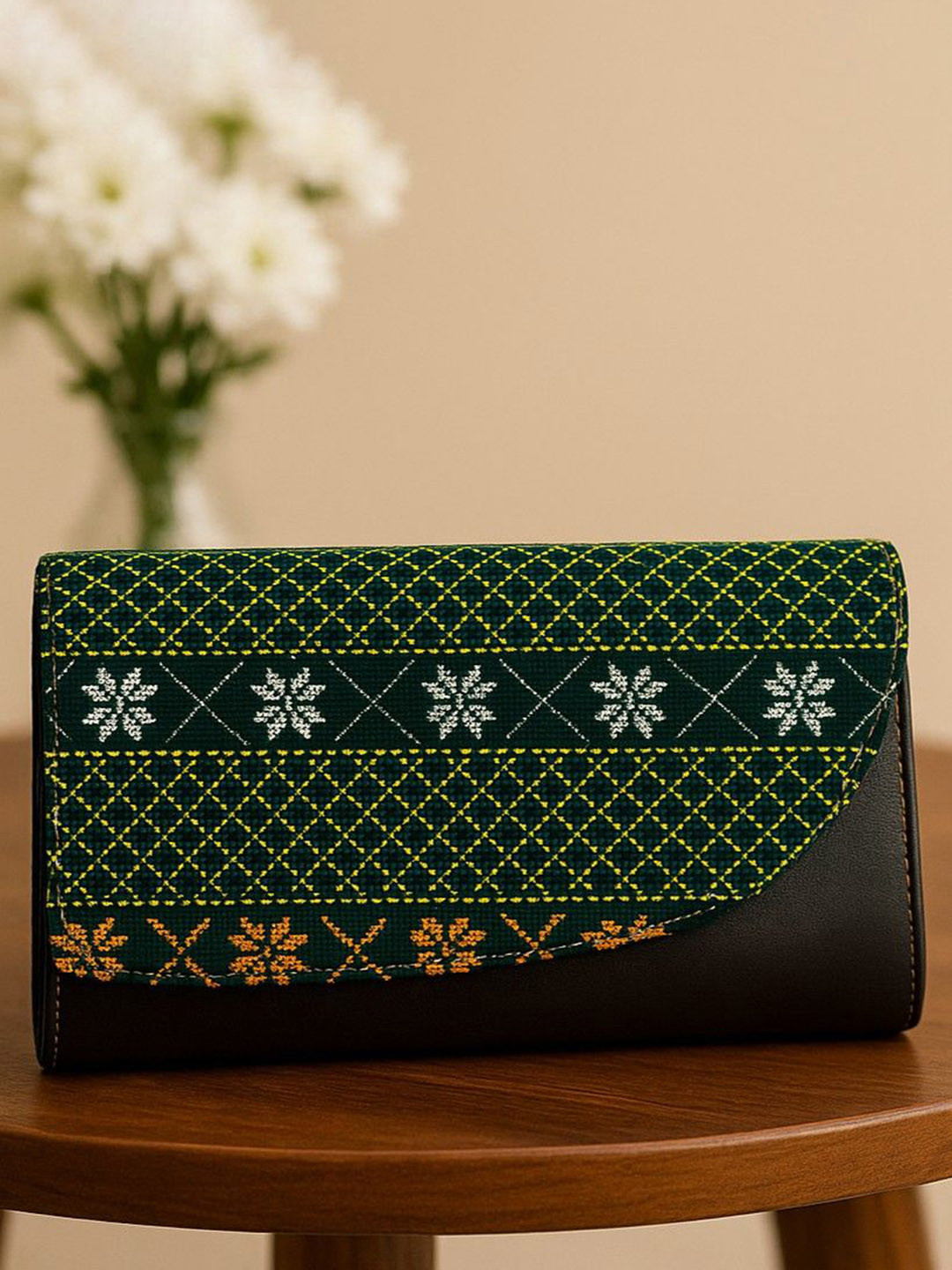 Apaapi Threads of glory Geometric Structured Handheld Bag