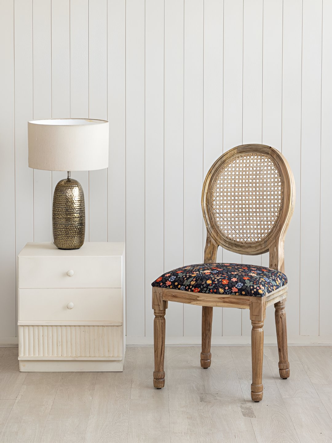 THEGASBH Black & Red Printed Wooden Legs Lounge Chair