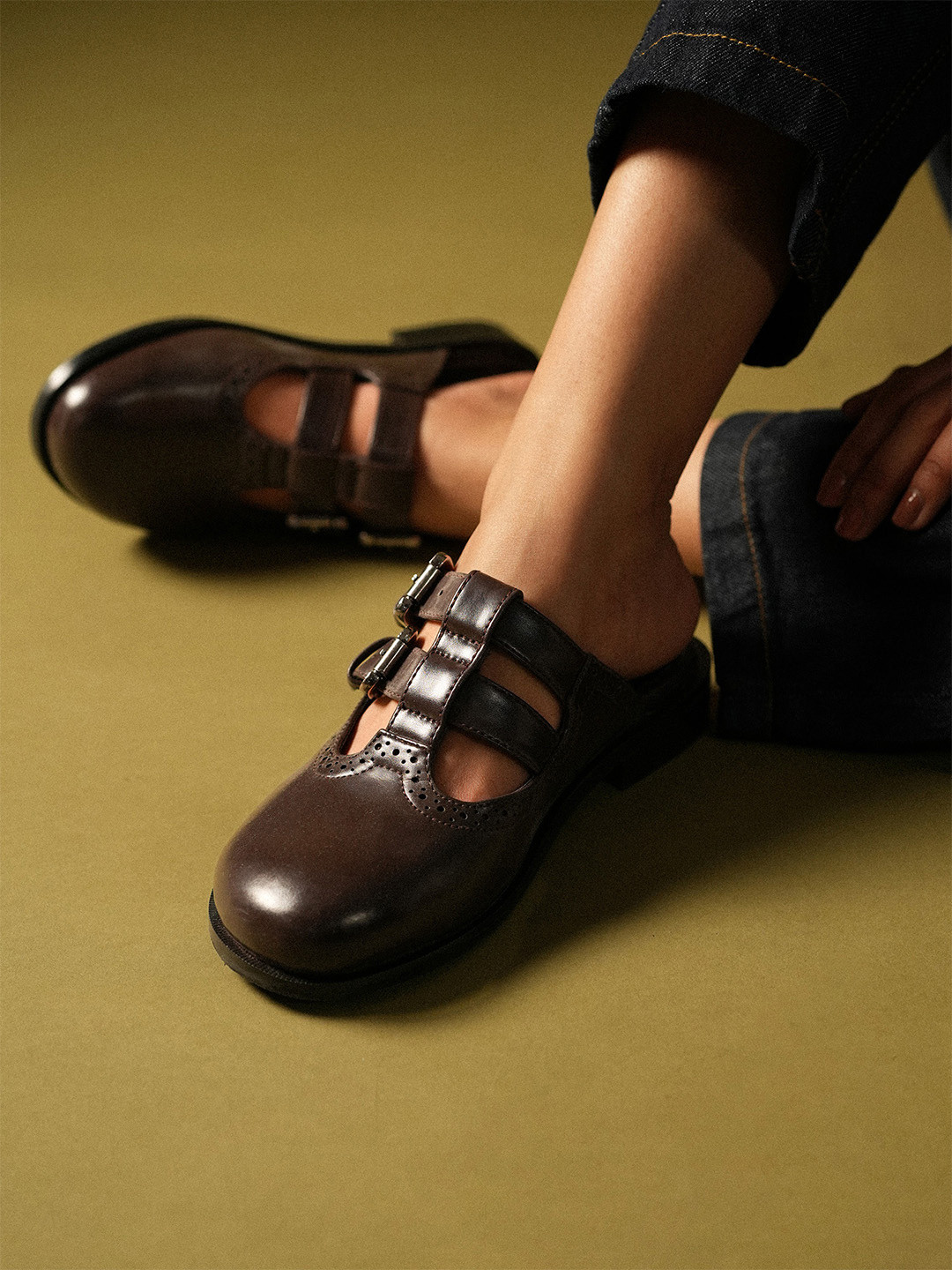 Theater Women Nomads Brown Mid-Top Flats