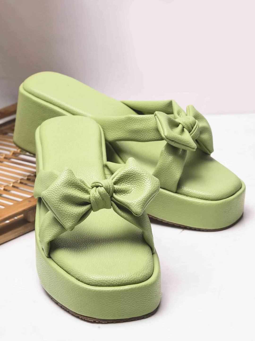 Looper Women Pista Bow Textured Wedge Heels Sandals