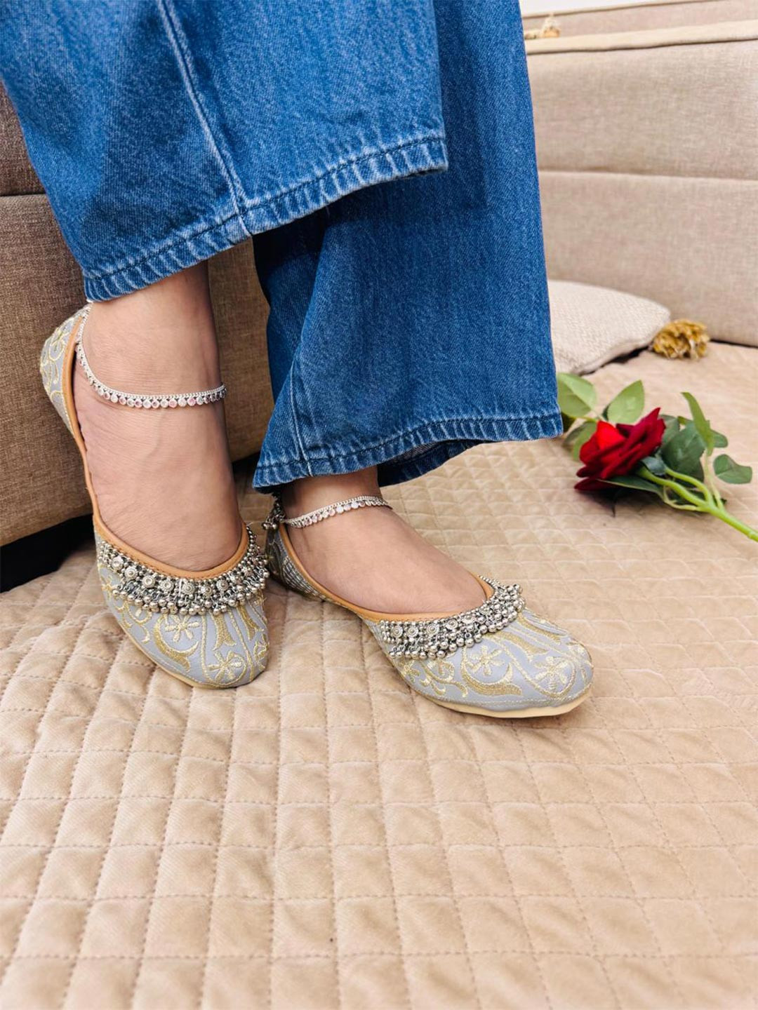 DESI COLOUR Square Toe Ethnic Embellished Embroidered Mojaris