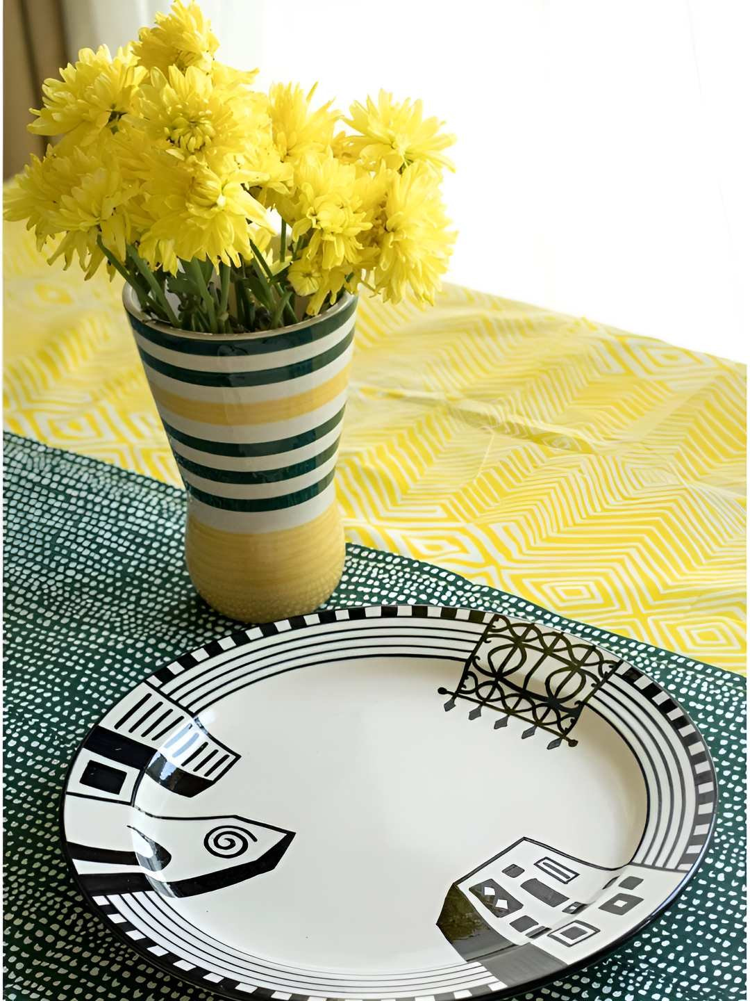 FREEDOM TREE Mombaye City Black Ceramic Dishwasher And Microwave Safe Plates