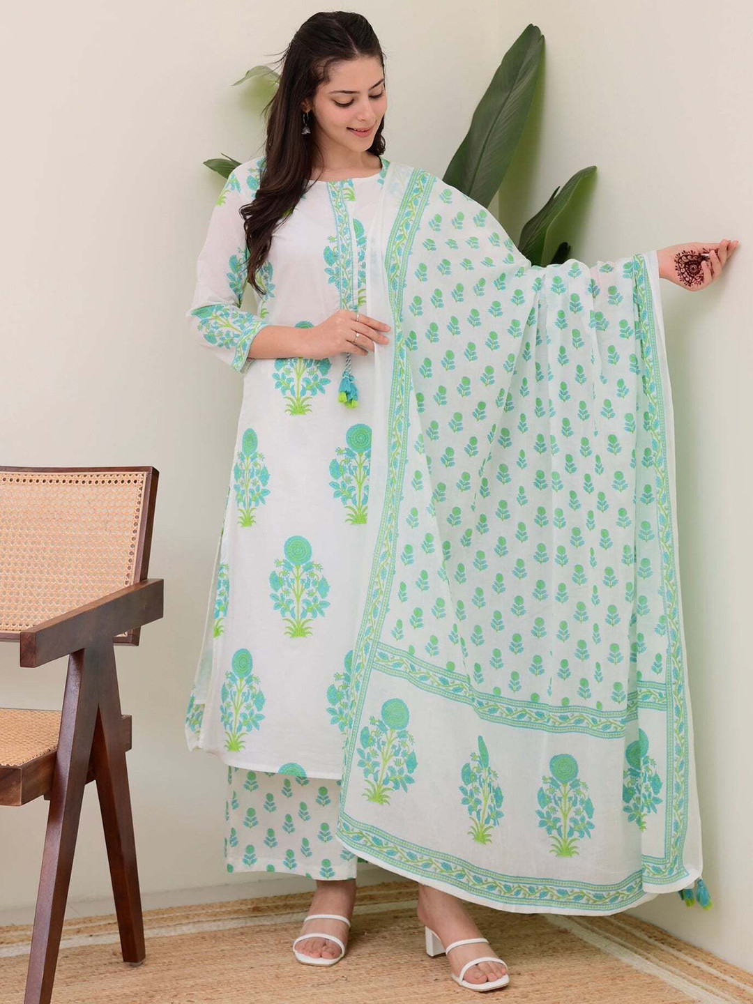 KULDEVYANI Women Floral Printed Kurta with Palazzos & Dupatta