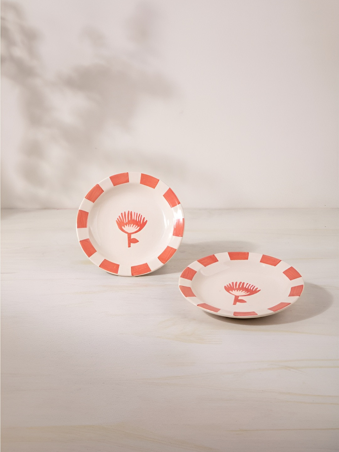 FREEDOM TREE Toddy Palm White & Red 2 Pieces Ceramic Dishwasher And Microwave Safe Plates