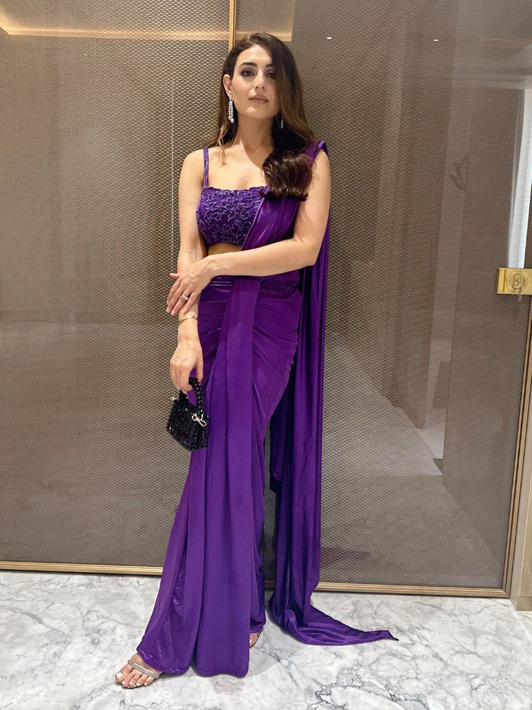 Glamique by Gungun Women Solid Saree With Stitched Blouse