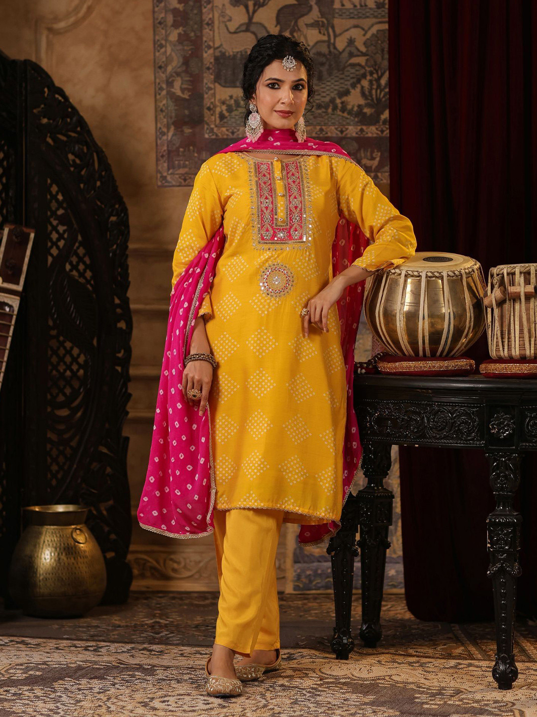 FREYAA Women Bandhani Printed Sequinned Kurta Trousers & Dupatta