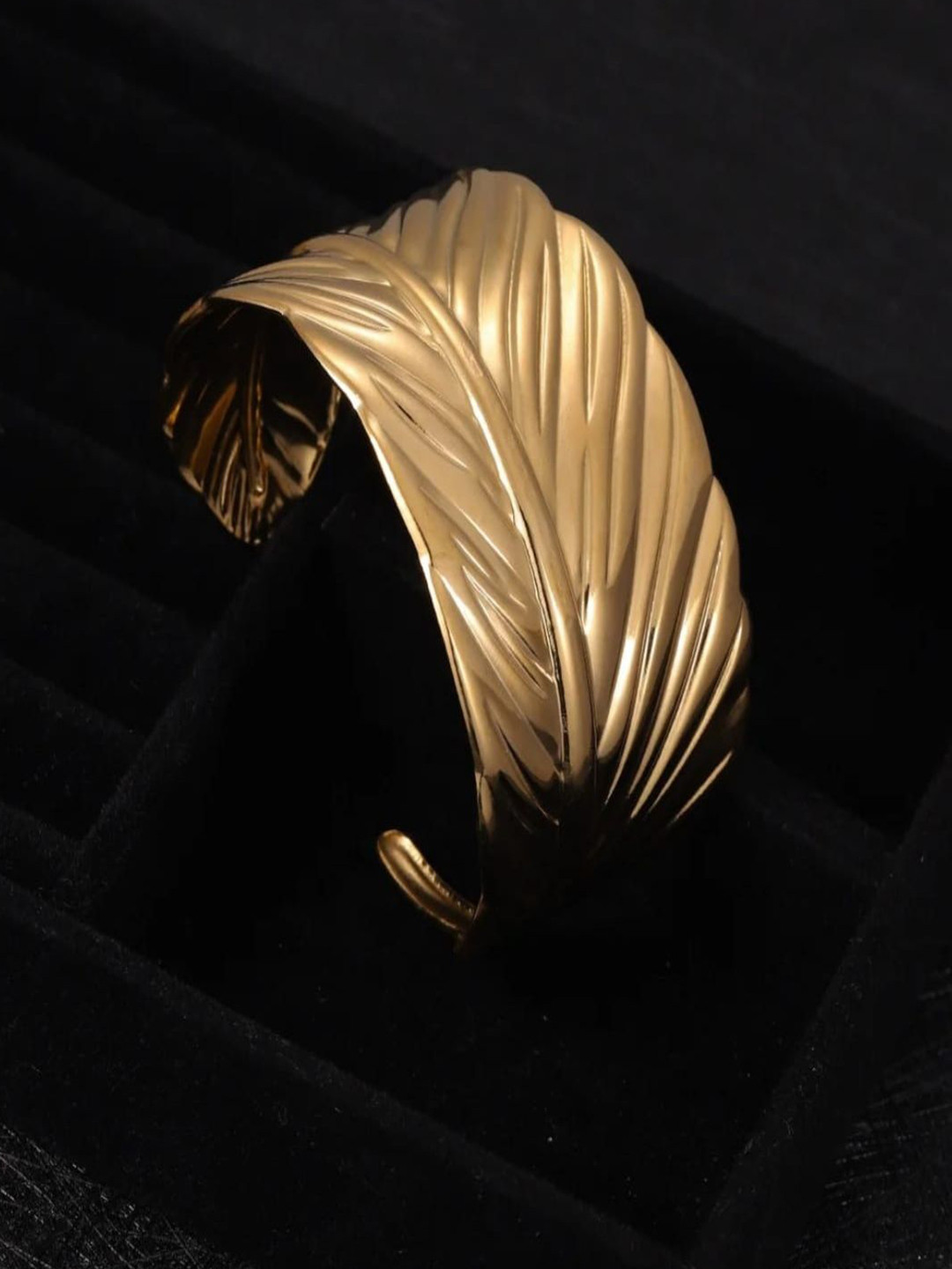 ROYAL NEEDS Leaf Style Cuff Bracelet