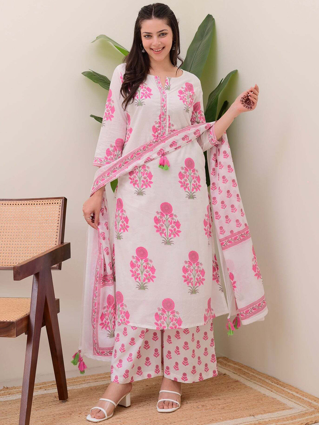 KULDEVYANI Women Floral Printed Straight Kurta with Trousers & Dupatta