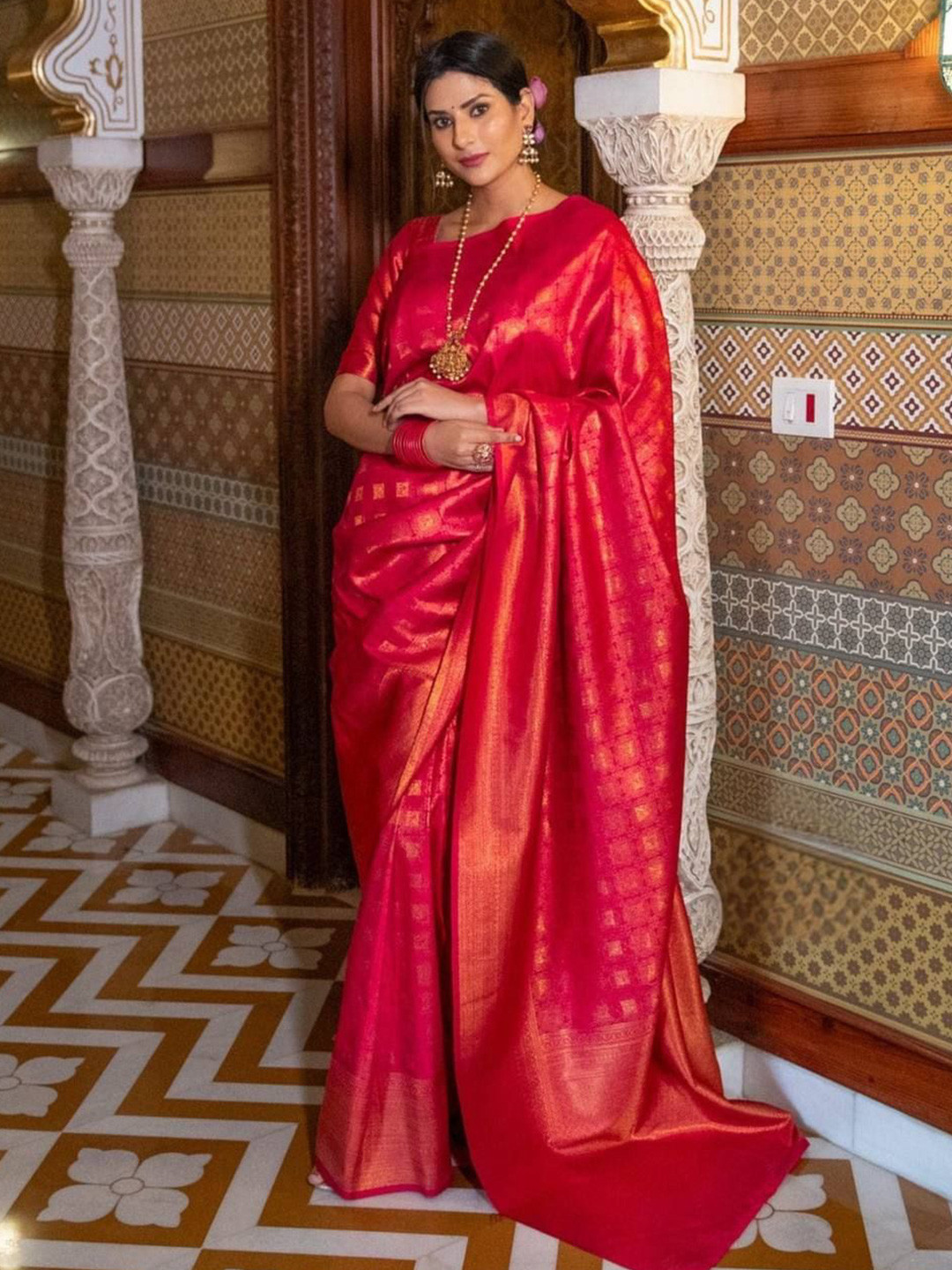 ZILVIRA Floral Woven Design Kanjeevaram Saree