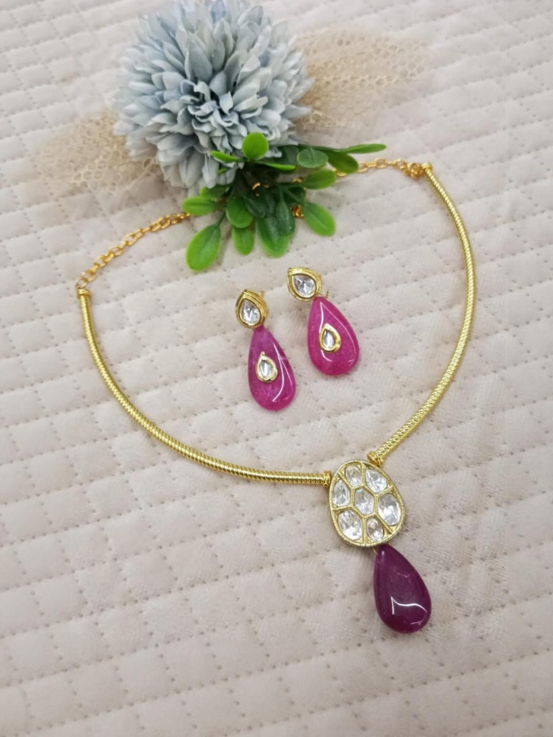 VANSHIKA JEWELS Gold-Plated Kundan Hasli In Oval Shape Necklace & Earrings