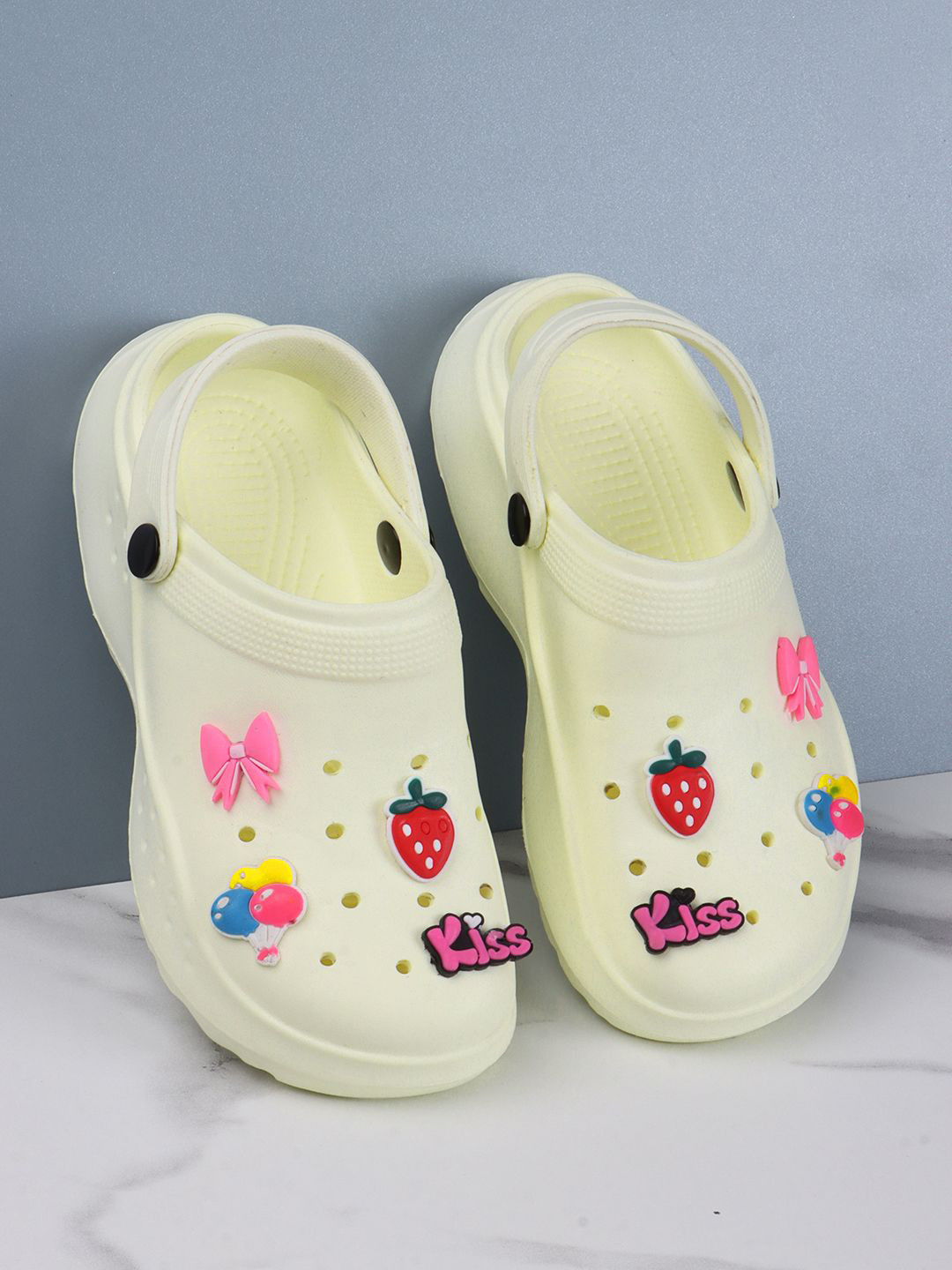 ZAPATOZ Women Self Design Clogs